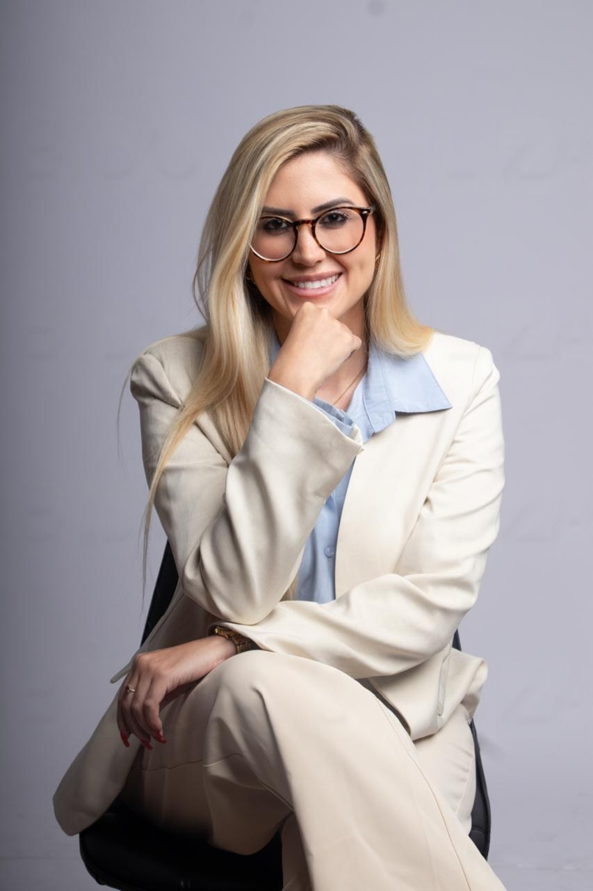 Dra. Rayssa Caldeira em escritório de advocacia